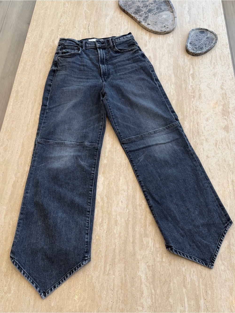 MOTHER women’s Washed Black Dagger Flood Jeans